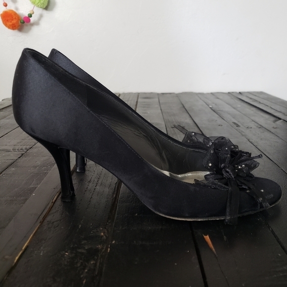 Stuart Weitzman Women's 9 Black Satin Pumps Heels Ribbon Bow Toe FLAWED - Picture 11 of 12